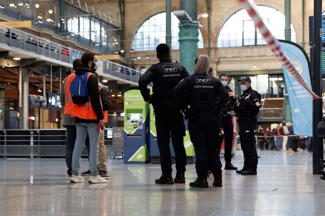 Pháp: Cảnh sát hạ gục đối tượng tấn công bằng dao tại nhà ga Paris - Ảnh 3.