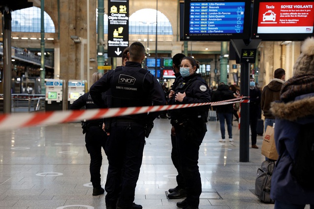 Pháp: Cảnh sát hạ gục đối tượng tấn công bằng dao tại nhà ga Paris - Ảnh 2.