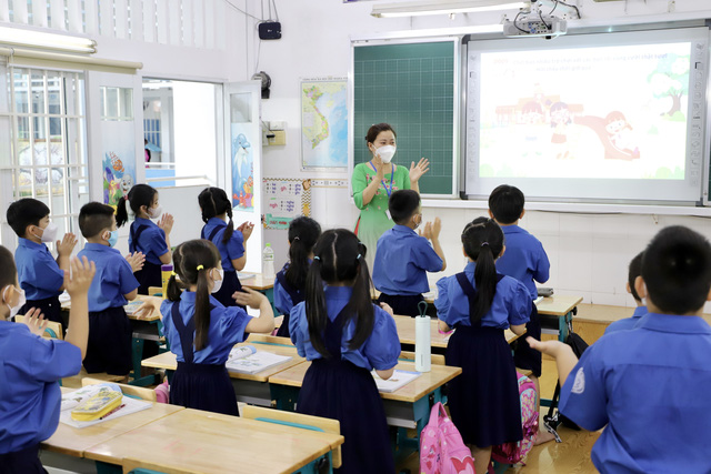 1.9 triệu học sinh từ bậc mầm non đến THPT ở TP Hồ Chí Minh tới trường - Ảnh 1.