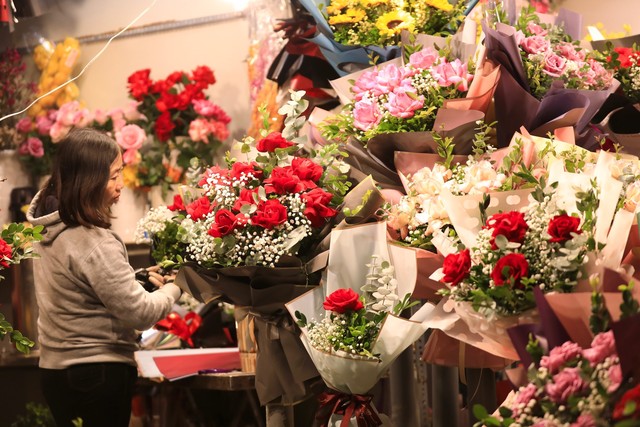 Các hàng hoa tại Hà Nội sẵn sàng cho ngày Lễ tình nhân - Ảnh 3.