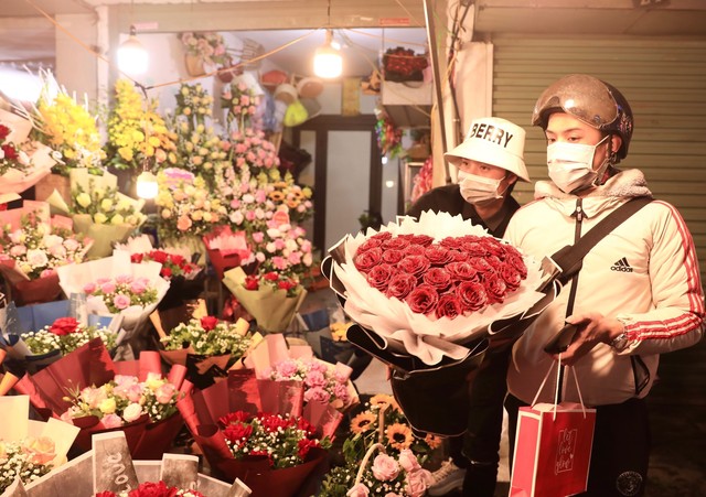 Các hàng hoa tại Hà Nội sẵn sàng cho ngày Lễ tình nhân - Ảnh 2.