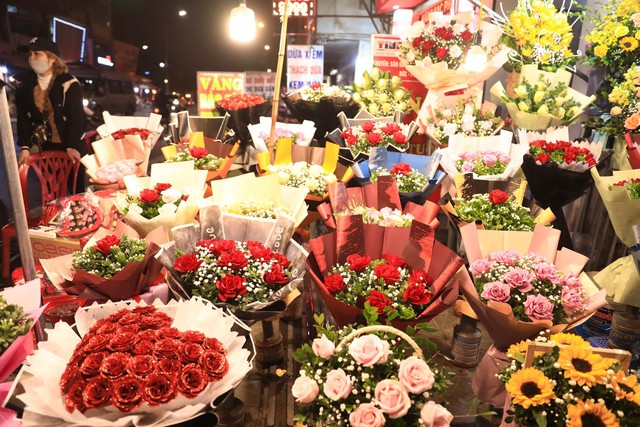 Các hàng hoa tại Hà Nội sẵn sàng cho ngày Lễ tình nhân - Ảnh 1.