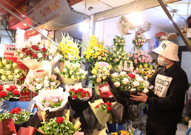 Các hàng hoa tại Hà Nội sẵn sàng cho ngày Lễ tình nhân - Ảnh 6.