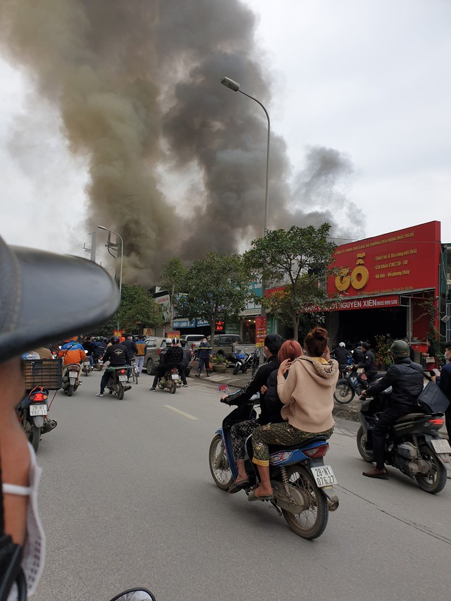 Hà Nội: Cháy lớn ở quán gà trên đường Nguyễn Xiển - Ảnh 1.