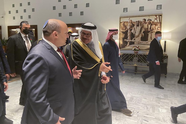 Thủ tướng Israel hạ cánh ở Bahrain trong chuyến thăm đầu tiên - Ảnh 1.