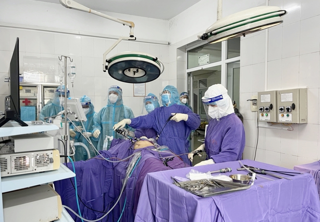Phẫu thuật cấp cứu bệnh nhân vỡ khối chửa ngoài tử cung trong khu cách ly COVID-19 - Ảnh 1.