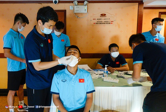 Bốn cầu thủ và một trợ lý HLV của U23 Việt Nam nghi nhiễm Covid-19 - Ảnh 2.