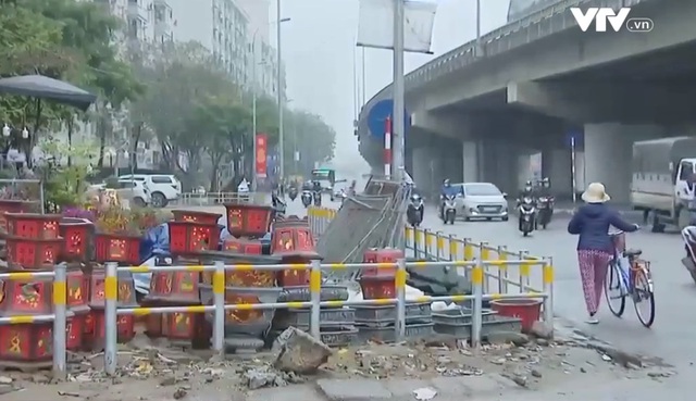 Hà Nội: Người dân lấn chiếm vỉa hè phía sau rào ngăn xe máy - Ảnh 1.