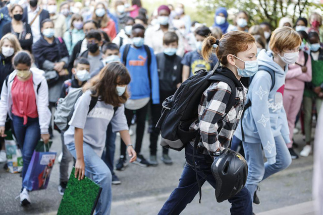Học sinh không phải đeo khẩu trang khi tới trường - Vấn đề gây tranh cãi, xung đột tại Mỹ - Ảnh 1.