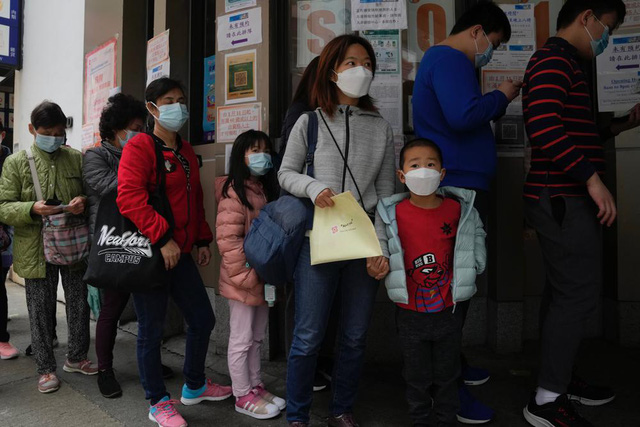 Hong Kong (Trung Quốc) chứng kiến đợt dịch bệnh COVID-19 tồi tệ nhất - Ảnh 1.