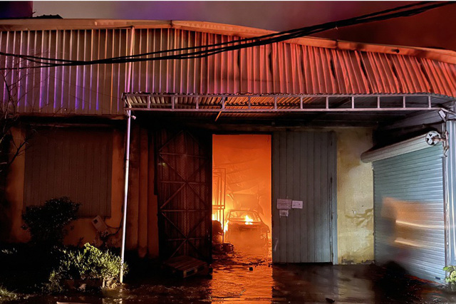 Kịp thời dập đám cháy tại kho hàng ở Hà Nội - Ảnh 1.