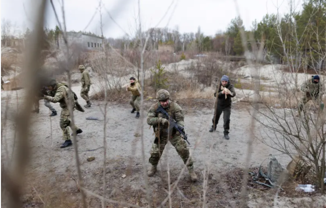 Ukraine tạm thời đóng cửa trạm kiểm soát ở Donbass do bị pháo kích - Ảnh 1.