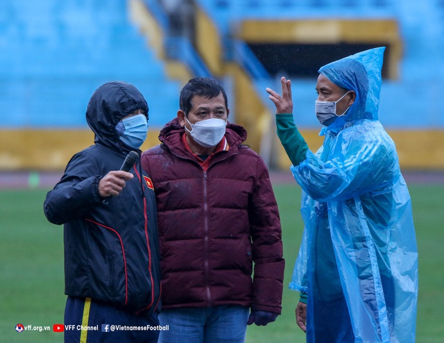 Trọng tài V.League nỗ lực chinh phục bài test thể lực trong thời tiết mưa lạnh - Ảnh 2.