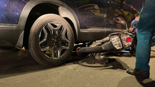 Tai nạn liên hoàn ô tô tông 4 xe máy dừng chờ đèn đỏ, nhiều người bị thương - Ảnh 1.