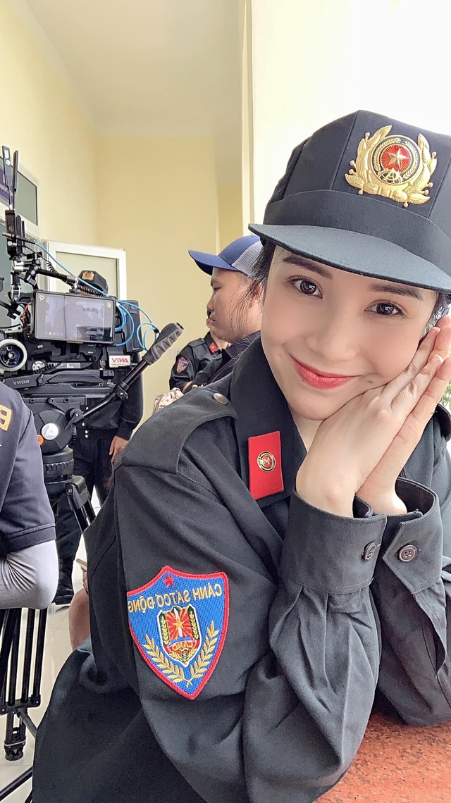 Loạt ảnh hậu trường của Thanh Bi - Thiếu úy xinh đẹp mạnh mẽ trong phim Bão ngầm - Ảnh 2.