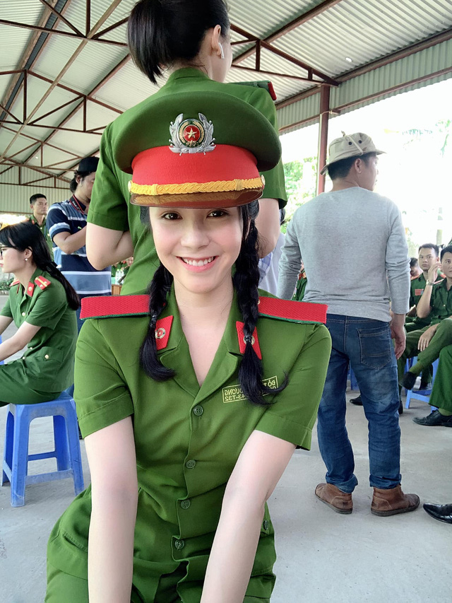 Loạt ảnh hậu trường của Thanh Bi - Thiếu úy xinh đẹp mạnh mẽ trong phim Bão ngầm - Ảnh 8.