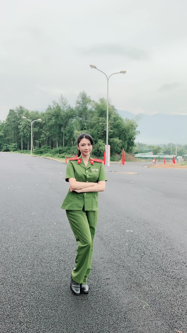 Loạt ảnh hậu trường của Thanh Bi - Thiếu úy xinh đẹp mạnh mẽ trong phim Bão ngầm - Ảnh 7.