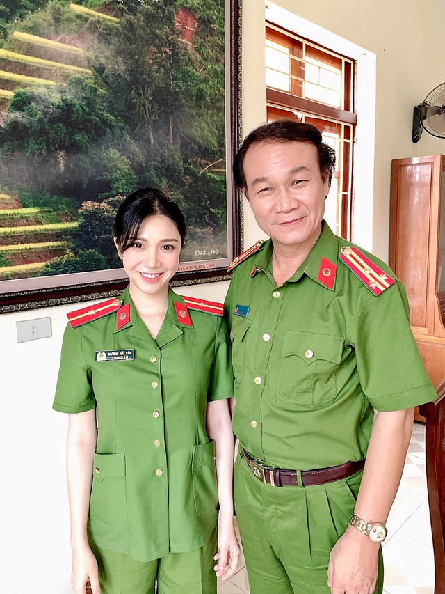 Loạt ảnh hậu trường của Thanh Bi - Thiếu úy xinh đẹp mạnh mẽ trong phim Bão ngầm - Ảnh 4.