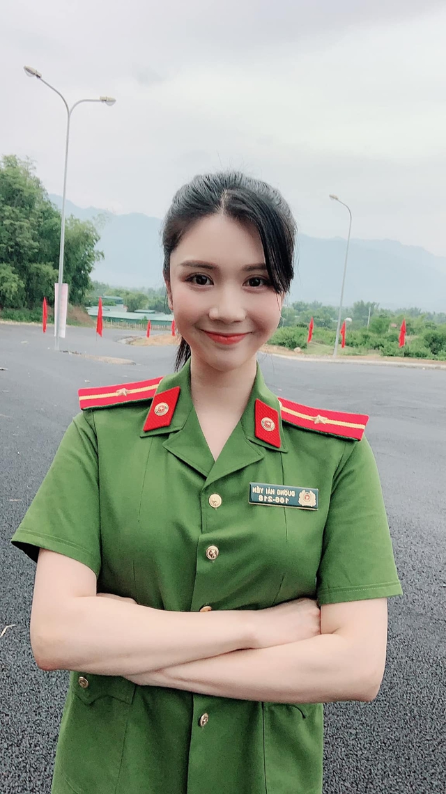 Loạt ảnh hậu trường của Thanh Bi - Thiếu úy xinh đẹp mạnh mẽ trong phim Bão ngầm - Ảnh 3.