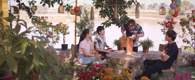 The way to the flower land - Episode 9: Loi punched Nghia because he used Thanh to pretend to be his lover - Photo 1.