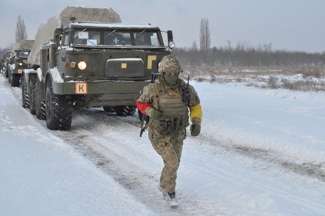 Ukraine thiết quân luật trên toàn quốc - Ảnh 1.