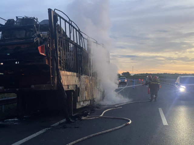 Cháy xe đầu kéo chở theo 3 ô tô trên cao tốc, gây thiệt hại nặng về tài sản - Ảnh 2.
