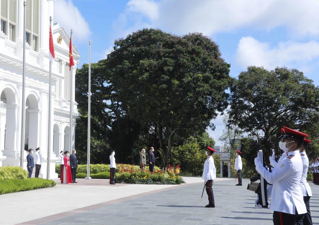 Ảnh: Lễ đón trọng thể Chủ tịch nước Nguyễn Xuân Phúc thăm cấp Nhà nước tới Singapore - Ảnh 3.