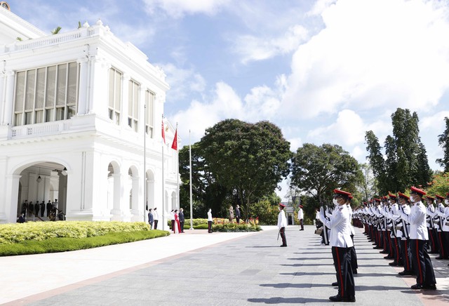 Ảnh: Lễ đón trọng thể Chủ tịch nước Nguyễn Xuân Phúc thăm cấp Nhà nước tới Singapore - Ảnh 1.