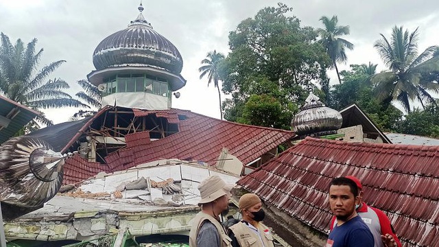 Động đất tấn công đảo Sumatra của Indonesia: Số nạn nhân thương vong tăng lên gần 100 người - Ảnh 1.