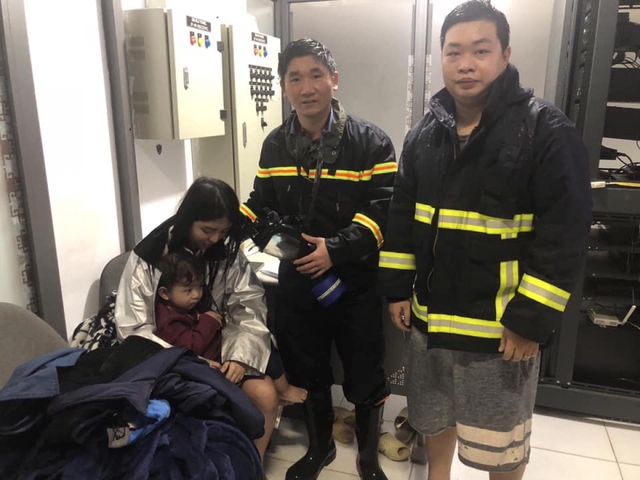 Phá cửa cứu 3 người mắc kẹt trong đám cháy tại chung cư ở Hà Nội - Ảnh 2.