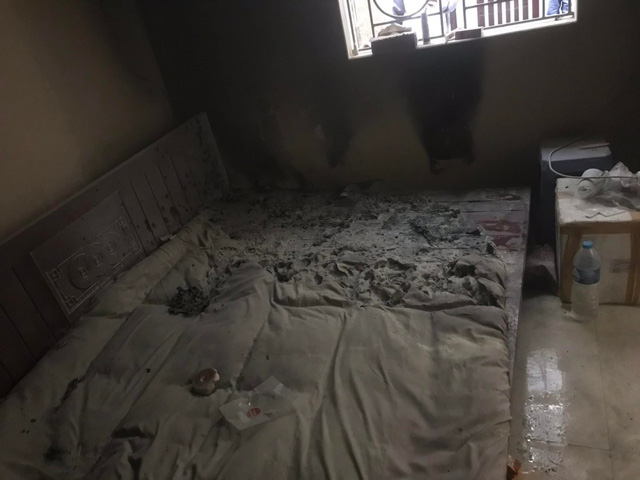 Phá cửa cứu 3 người mắc kẹt trong đám cháy tại chung cư ở Hà Nội - Ảnh 1.