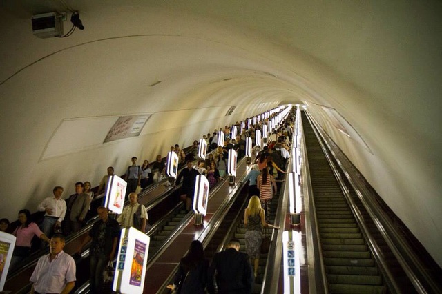 Ga tàu điện ngầm Ukraine nằm sâu nhất thế giới, có thể chống bom hạt nhân - Ảnh 1.