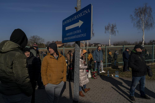 Làn sóng di cư từ Ukraine sang các nước EU có thể vượt 7 triệu người, Liên minh châu Âu họp khẩn - Ảnh 1.