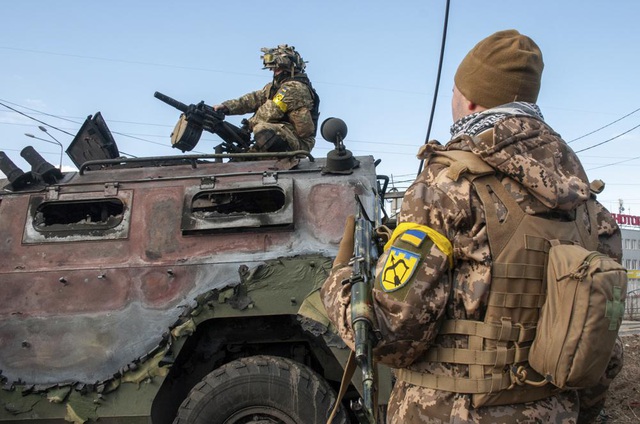 HĐBA yêu cầu mở phiên họp đặc biệt tại Đại hội đồng, EU cung cấp vũ khí cho Ukraine - Ảnh 1.