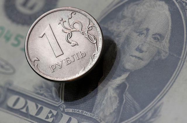 Đồng ruble mất giá kỷ lục, Nga nâng lãi suất lên 20% - Ảnh 1.
