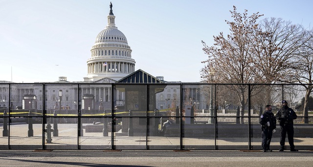 Rào chắn an ninh quanh Đồi Capitol được dựng trở lại khi các xe tải tiến đến Washington - Ảnh 1.