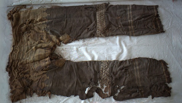 Chiếc quần cổ nhất thế giới, gần như nguyên vẹn sau 3.000 năm dưới lòng đất - Ảnh 1.