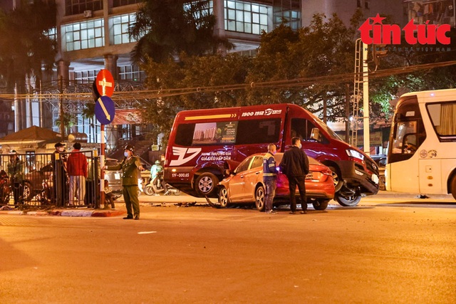 Hà Nội: Hiện trường vụ va chạm kinh hoàng giữa hai ô tô trong đêm - Ảnh 1.