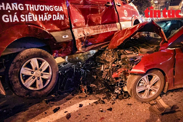 Hà Nội: Hiện trường vụ va chạm kinh hoàng giữa hai ô tô trong đêm - Ảnh 2.