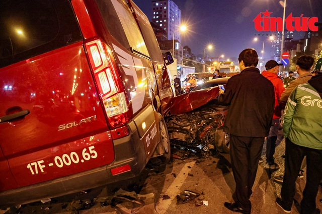 Hà Nội: Hiện trường vụ va chạm kinh hoàng giữa hai ô tô trong đêm - Ảnh 7.