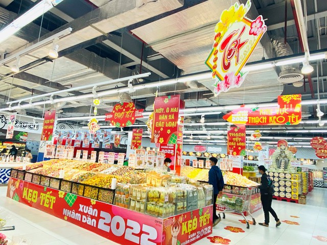 Nhiều hàng quán, siêu thị mở cửa phục vụ người dân dịp Tết - Ảnh 1.