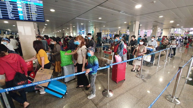 Sân bay Tân Sơn Nhất nhộn nhịp khách ngày đầu năm - Ảnh 1.
