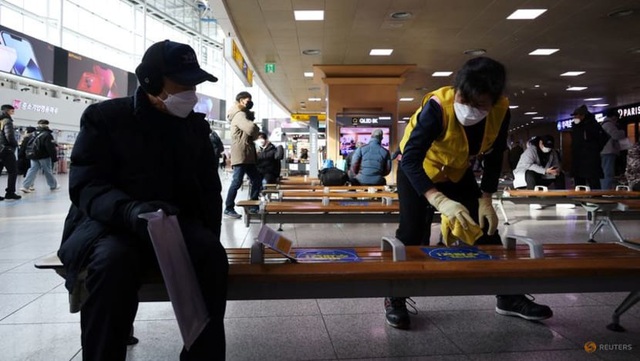 Số ca nhiễm Omicron tăng đột biến, Hàn Quốc mở rộng hạn chế giãn cách xã hội - Ảnh 1.