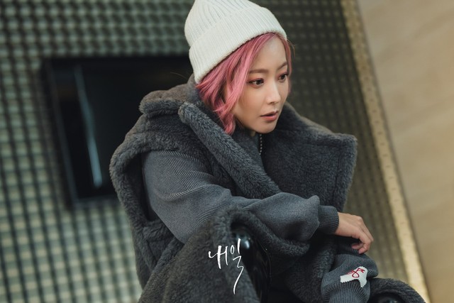 Kim Hee Sun nhuộm tóc hồng đóng thần chết - Ảnh 1.