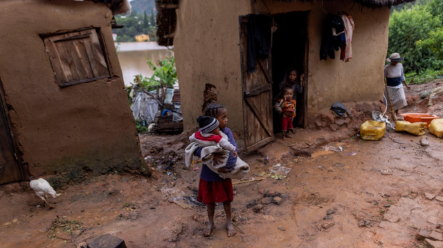 Bão Batsirai khiến ít nhất 10 người thiệt mạng ở Madagascar, phá hủy nhà cửa và gây mất điện - Ảnh 1.
