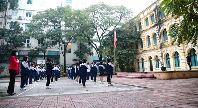 Hà Nội: Học sinh khối 12 hân hoan tới trường sau kỳ nghỉ Tết - Ảnh 7.