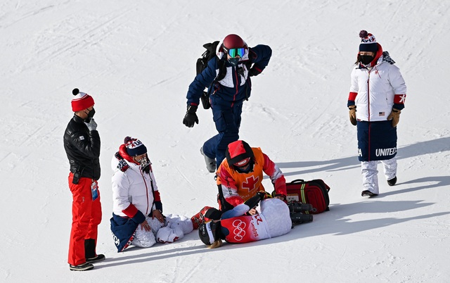 VĐV trượt tuyết Nina OBrien gặp tai nạn tại Olympic Mùa đông 2022 - Ảnh 3.