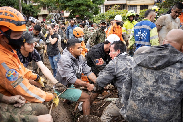 Sạt lở đất ở Colombia khiến ít nhất 14 người thiệt mạng và 35 người bị thương - Ảnh 3.