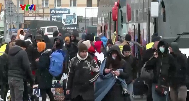 Người tị nạn Ukraine đối mặt với giá lạnh trên đường đến nơi trú ẩn - Ảnh 1.