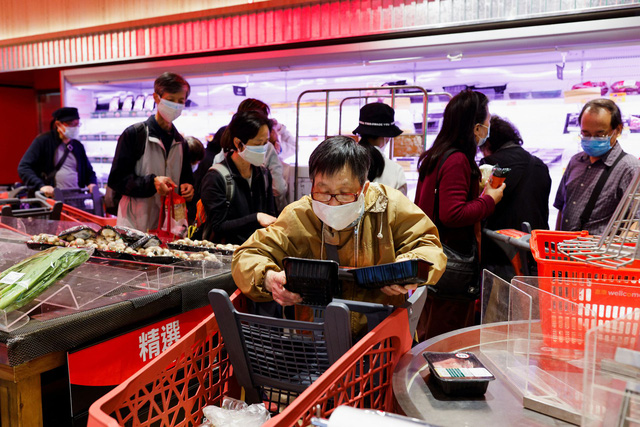Lo ngại bị phong tỏa, người dân Hong Kong (Trung Quốc) đổ xô dọn sạch siêu thị, hiệu thuốc - Ảnh 1.